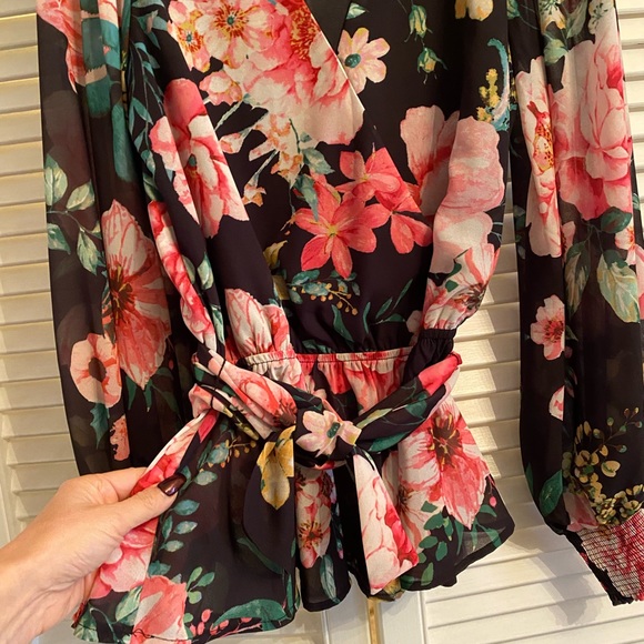 Flying Tomato floral peplum top size M NWOT - Picture 4 of 8